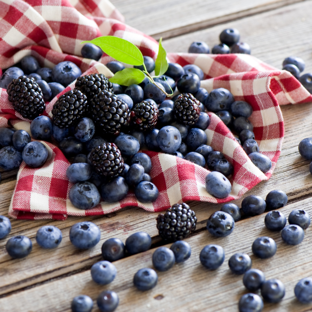 Das Blueberries And Blackberries Wallpaper 1024x1024