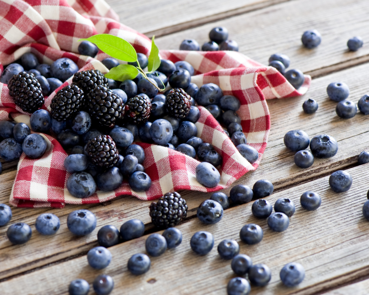 Sfondi Blueberries And Blackberries 1280x1024