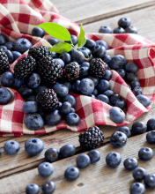 Обои Blueberries And Blackberries 176x220