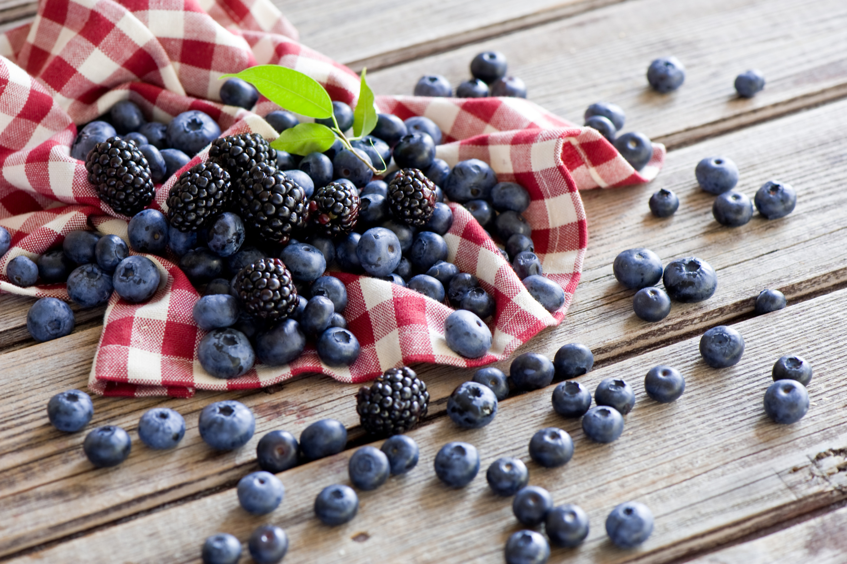 Das Blueberries And Blackberries Wallpaper 2880x1920