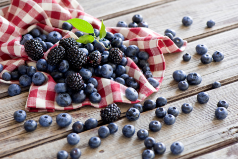 Das Blueberries And Blackberries Wallpaper 480x320