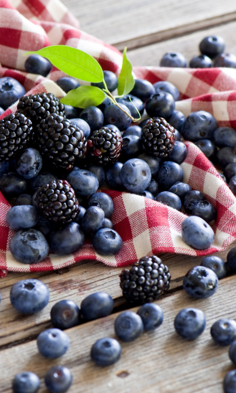 Обои Blueberries And Blackberries 480x800