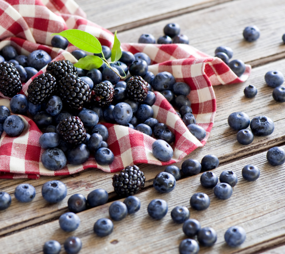 Blueberries And Blackberries wallpaper 960x854