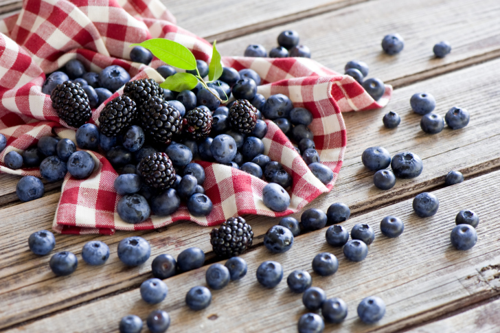 Das Blueberries And Blackberries Wallpaper