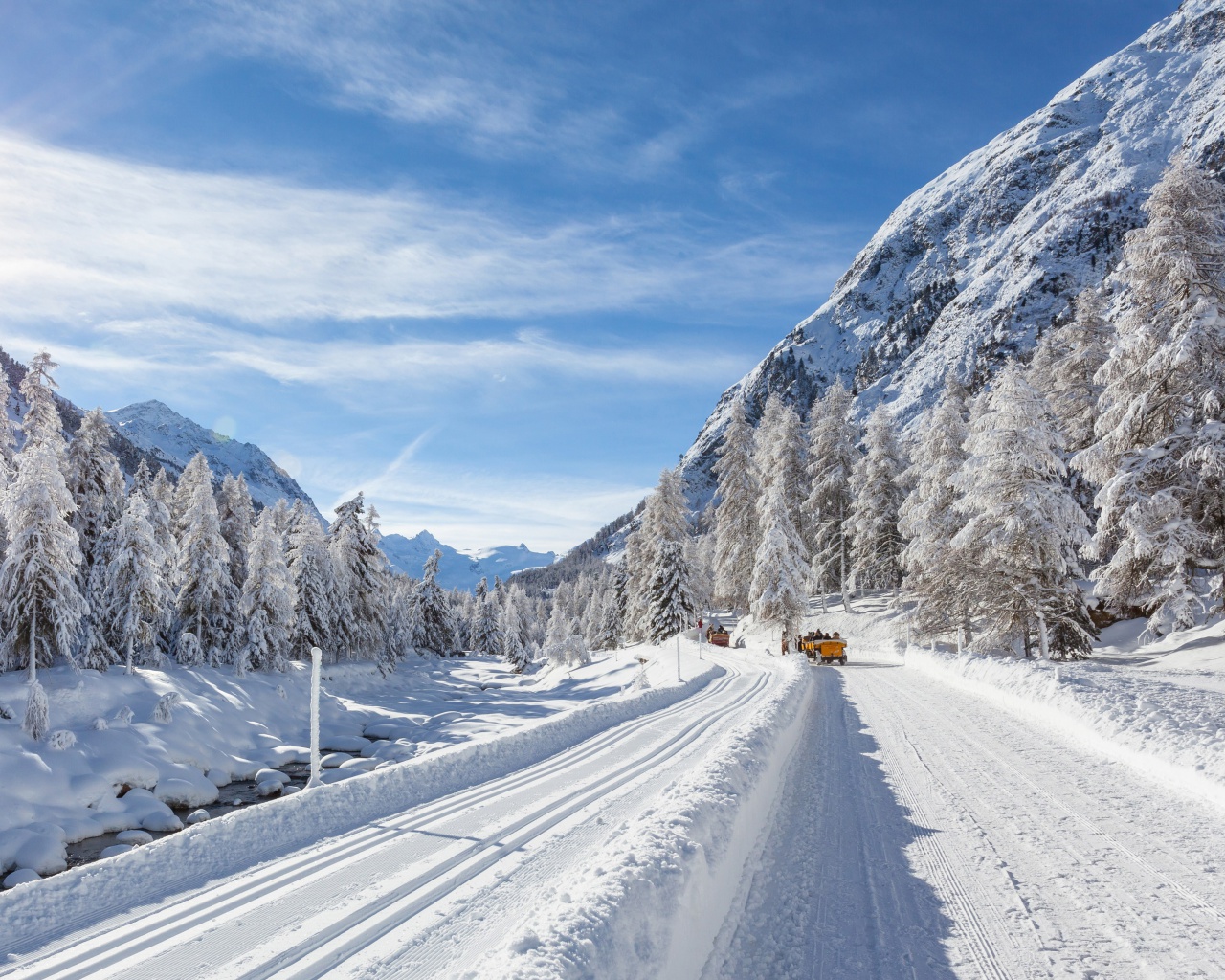 Snow-covered Road wallpaper 1280x1024