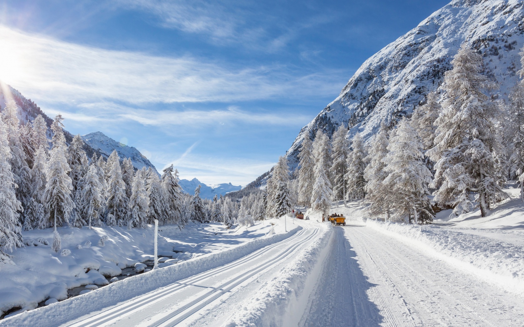 Sfondi Snow-covered Road 1680x1050