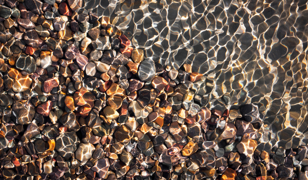 Sfondi Pebbles And Water Reflections 1024x600