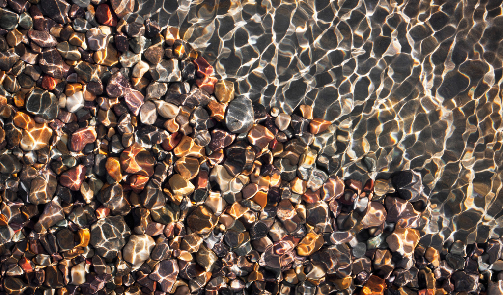 Fondo de pantalla Pebbles And Water Reflections 1024x600