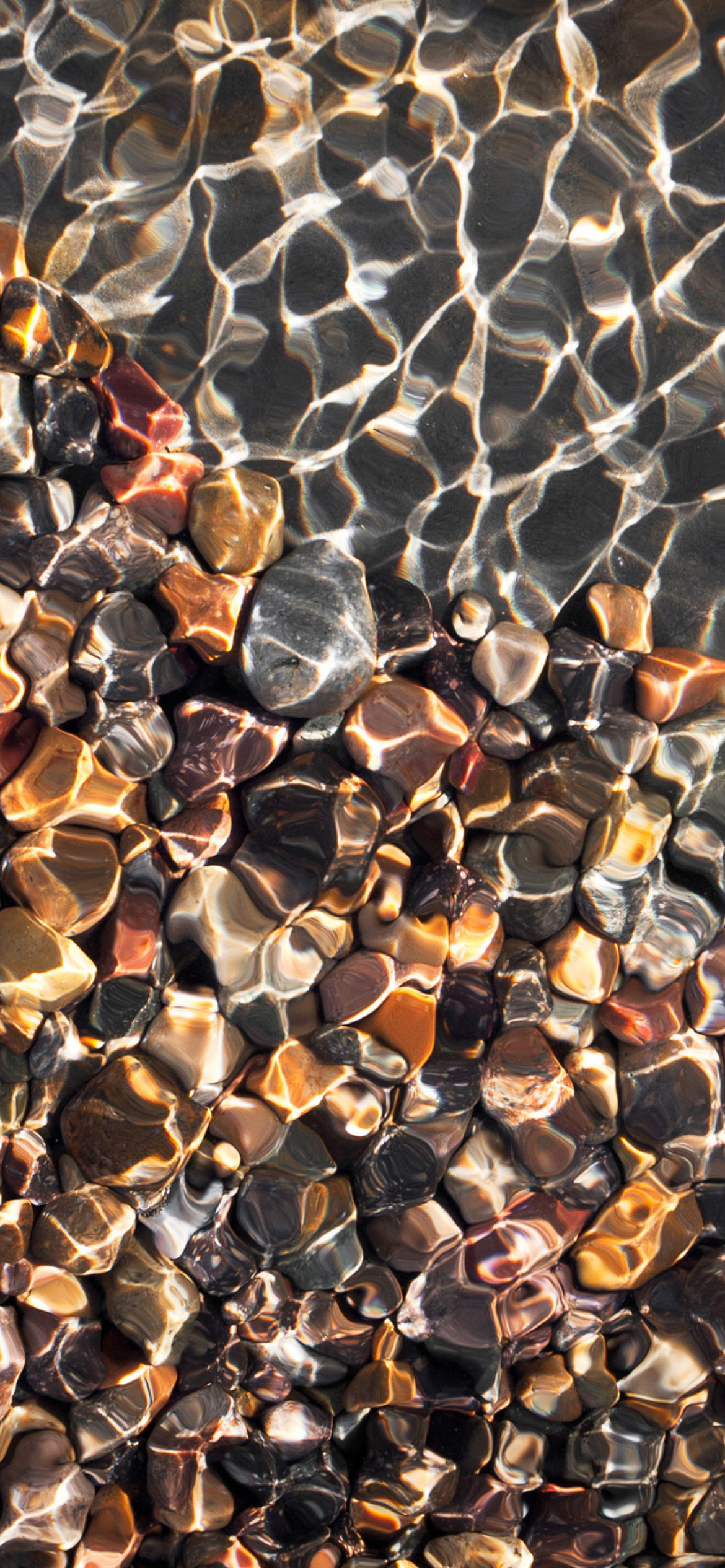 Das Pebbles And Water Reflections Wallpaper 1170x2532