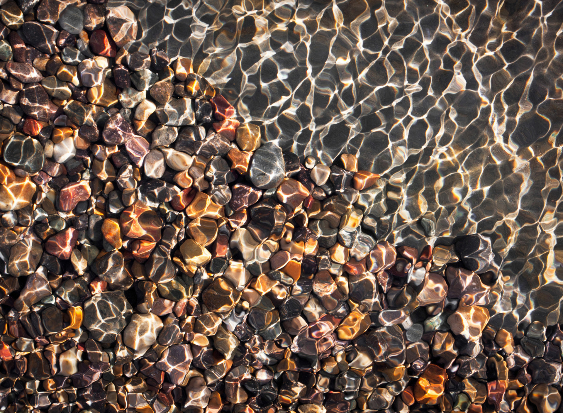 Fondo de pantalla Pebbles And Water Reflections 1920x1408