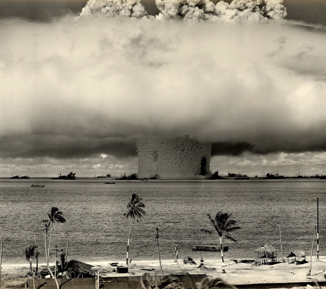 Обои Nuclear Bomb Near The Beach 1080x960