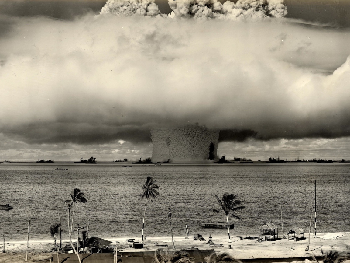 Обои Nuclear Bomb Near The Beach 1152x864