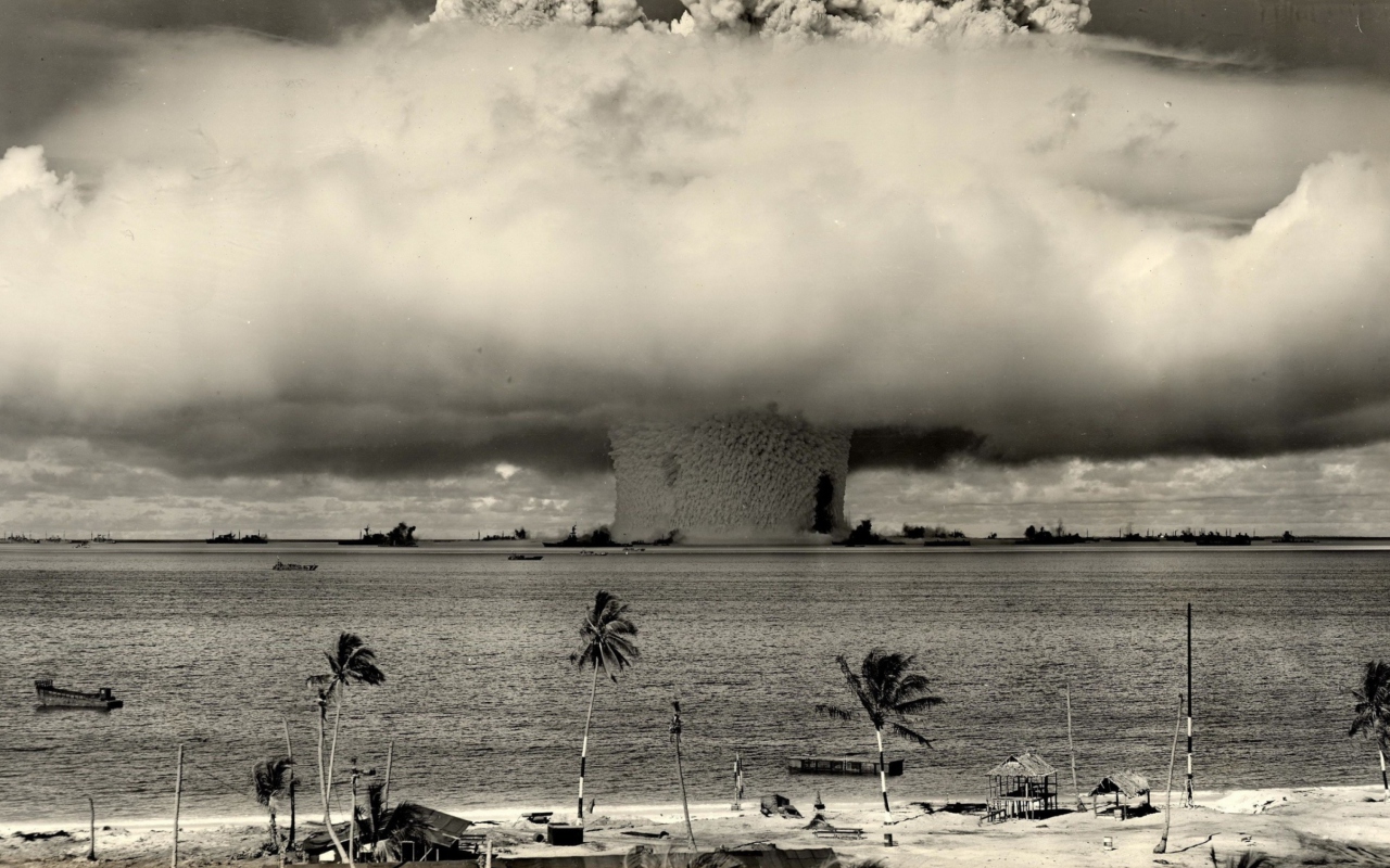 Обои Nuclear Bomb Near The Beach 1280x800