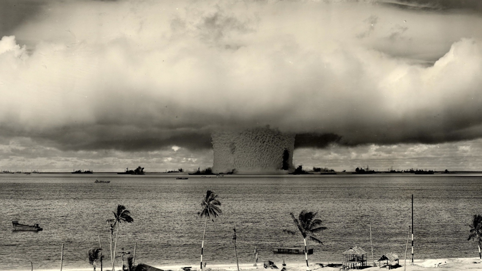 Sfondi Nuclear Bomb Near The Beach 1600x900