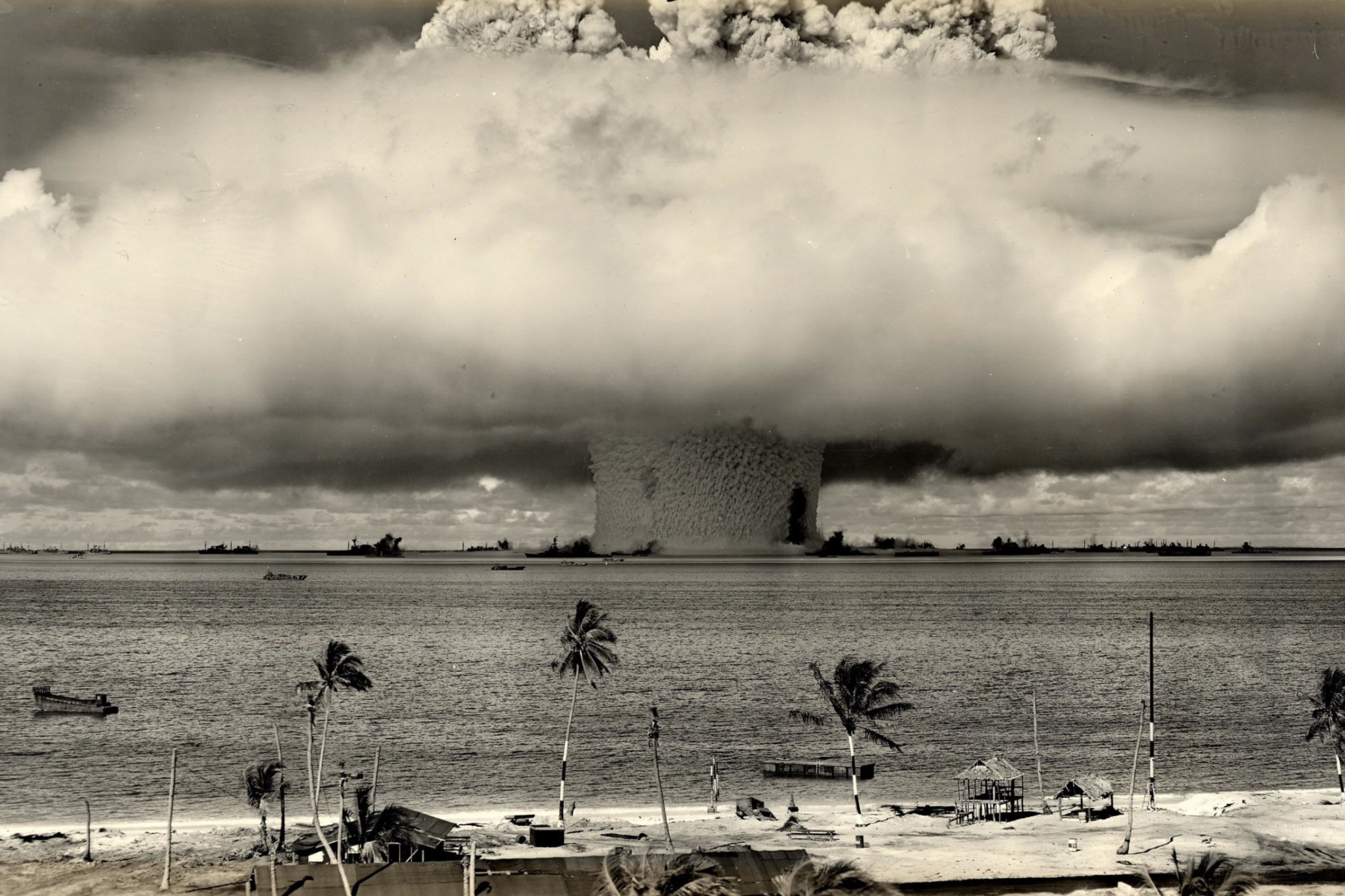 Обои Nuclear Bomb Near The Beach 2880x1920
