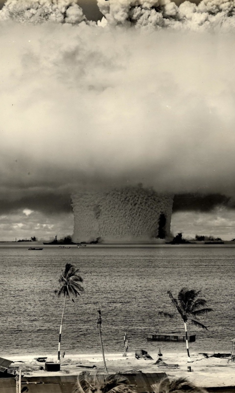 Fondo de pantalla Nuclear Bomb Near The Beach 480x800