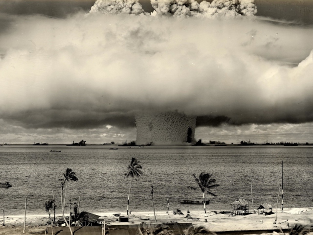 Fondo de pantalla Nuclear Bomb Near The Beach 640x480