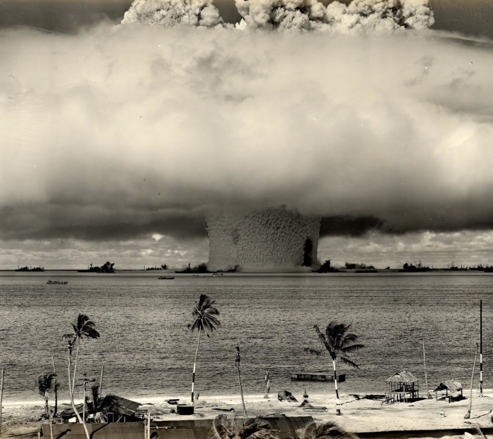 Das Nuclear Bomb Near The Beach Wallpaper 960x854