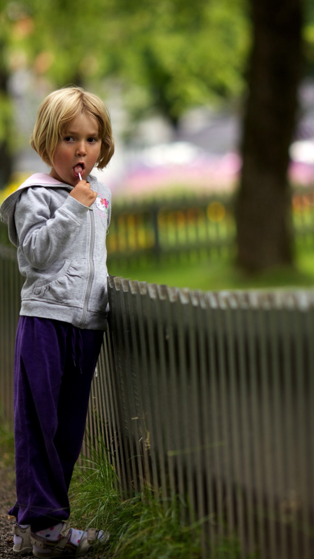 Fondo de pantalla Little Girl With Lolly 1080x1920