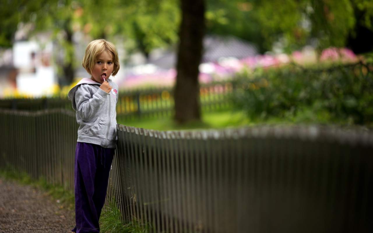 Little Girl With Lolly wallpaper 1280x800