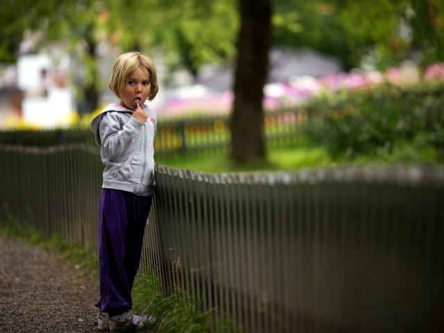 Das Little Girl With Lolly Wallpaper 640x480