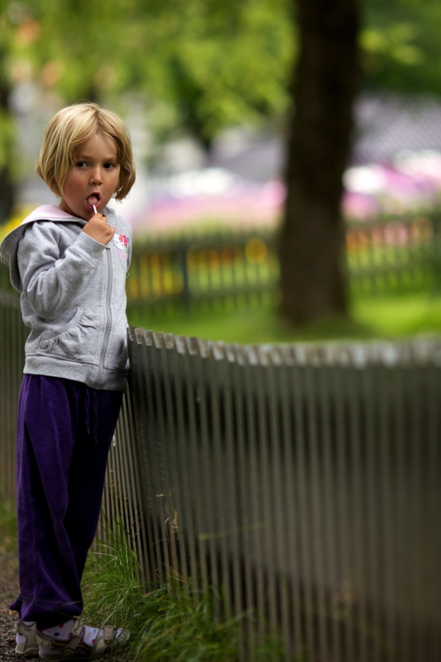 Little Girl With Lolly wallpaper 640x960