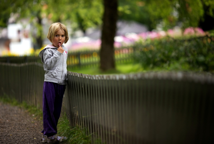 Обои Little Girl With Lolly