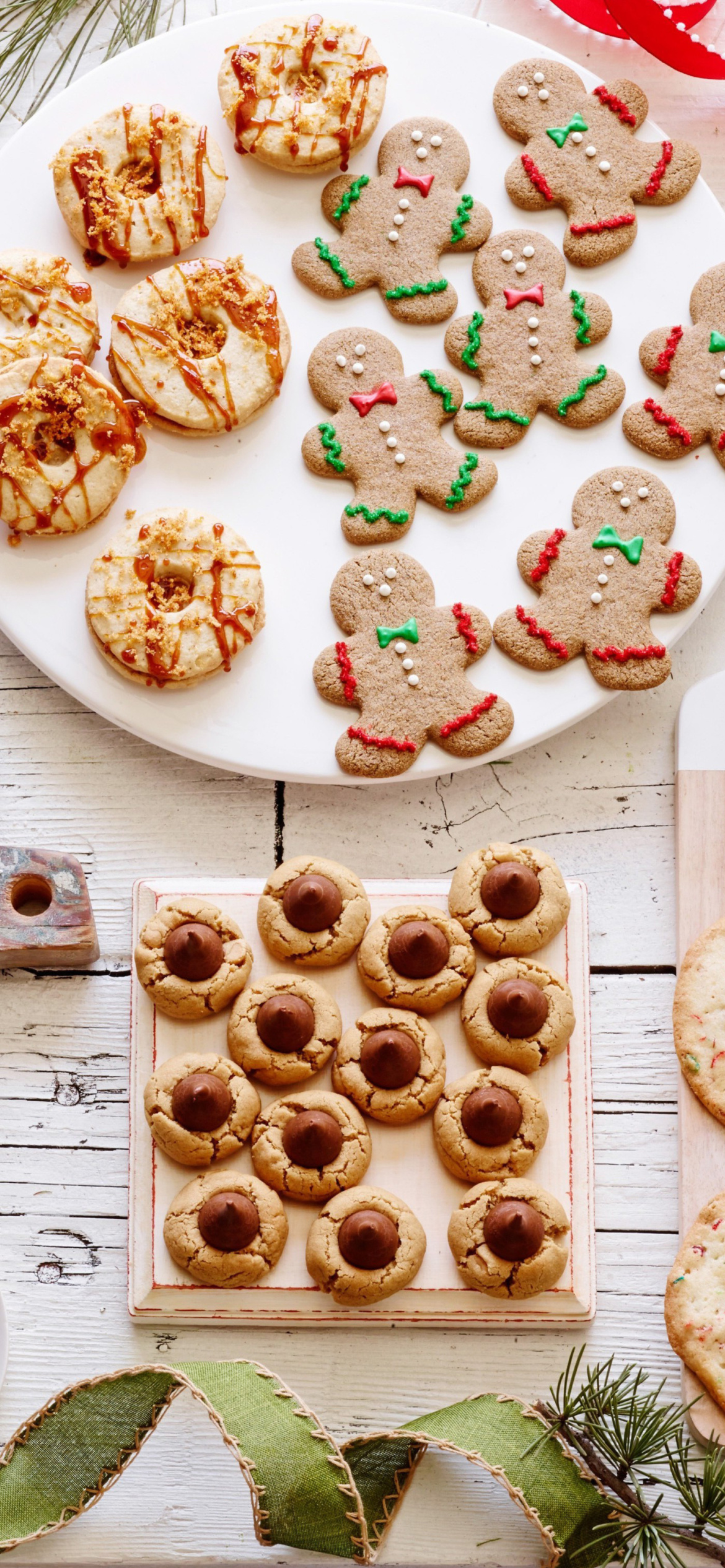 Traditional Christmas Cookie and Gingerbread wallpaper 1170x2532