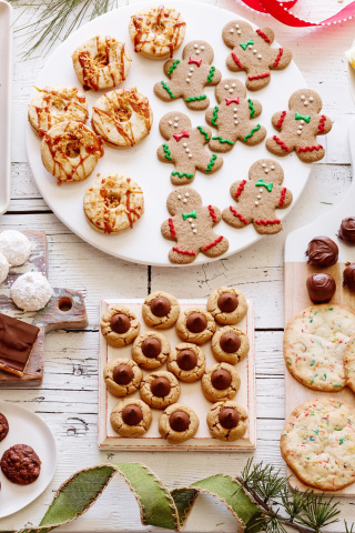 Traditional Christmas Cookie and Gingerbread wallpaper 320x480