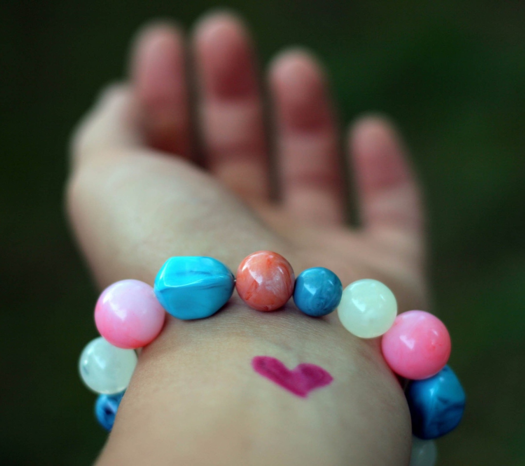 Обои Heart And Colored Marbles Bracelet 1080x960