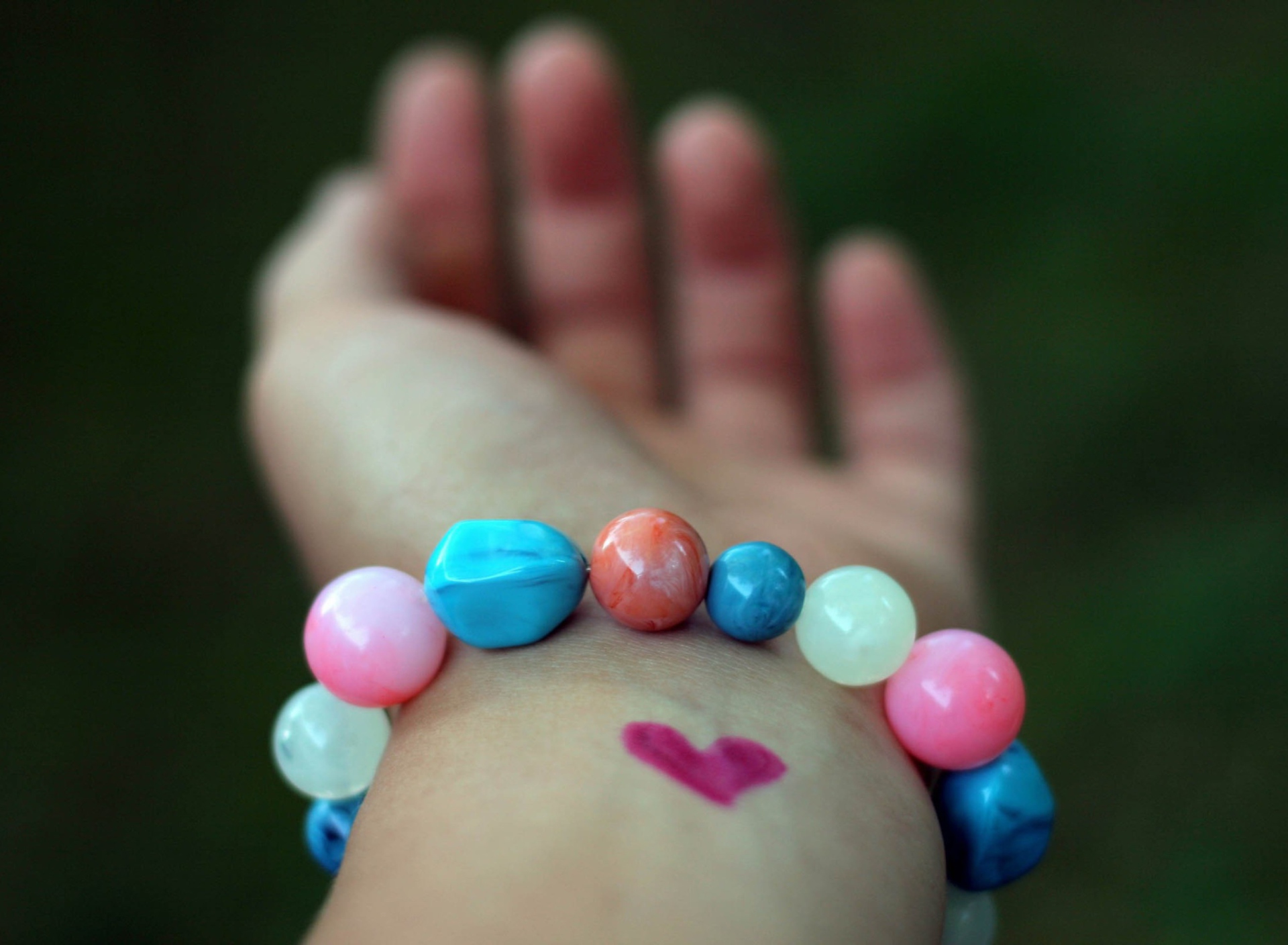 Fondo de pantalla Heart And Colored Marbles Bracelet 1920x1408