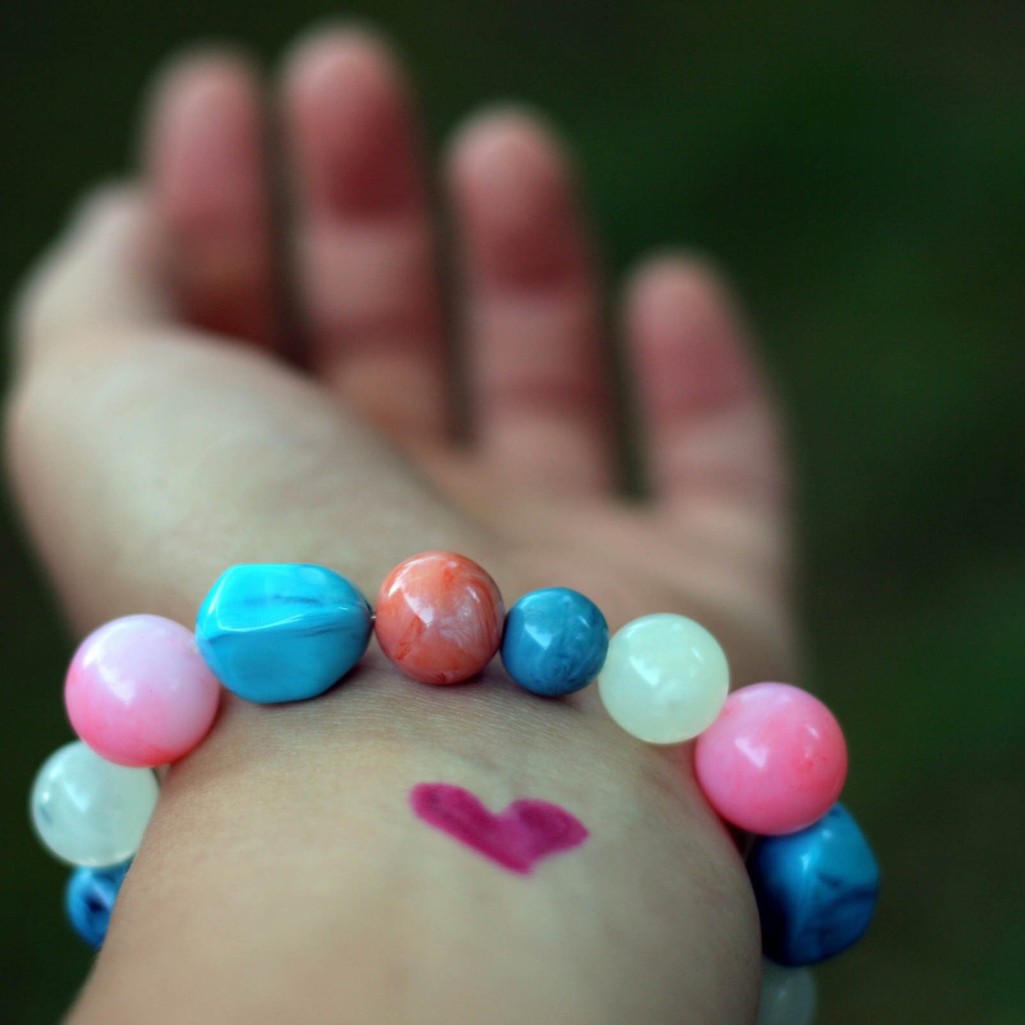 Screenshot №1 pro téma Heart And Colored Marbles Bracelet 2048x2048