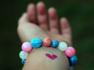 Обои Heart And Colored Marbles Bracelet 320x240