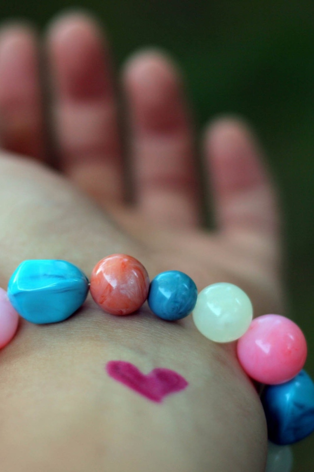 Das Heart And Colored Marbles Bracelet Wallpaper 640x960