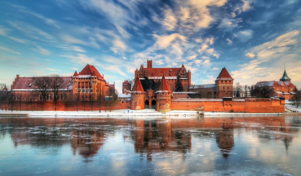 Обои Malbork Castle - Poland 1024x600