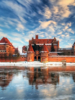 Fondo de pantalla Malbork Castle - Poland 240x320