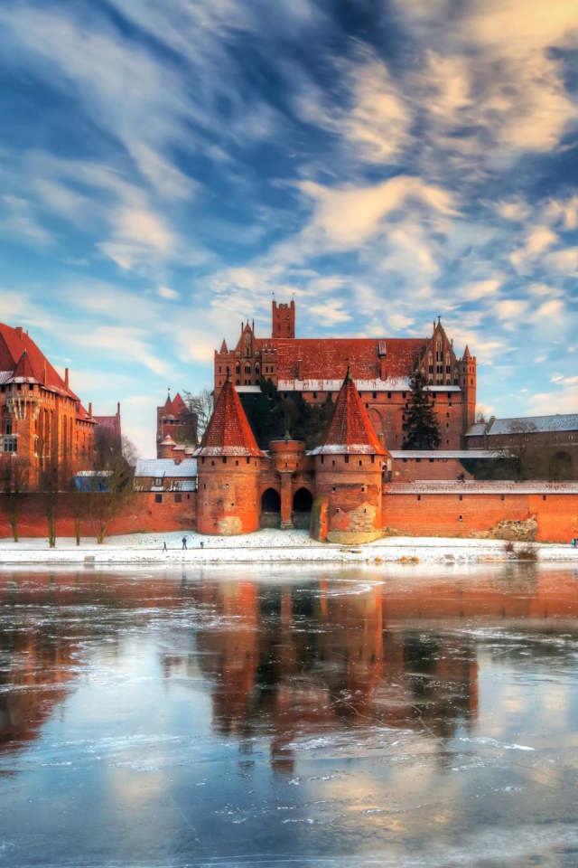 Das Malbork Castle - Poland Wallpaper 640x960