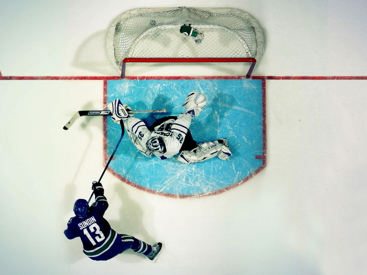 Fondo de pantalla Vancouver Canucks Goal and Goalkeeper 1280x960