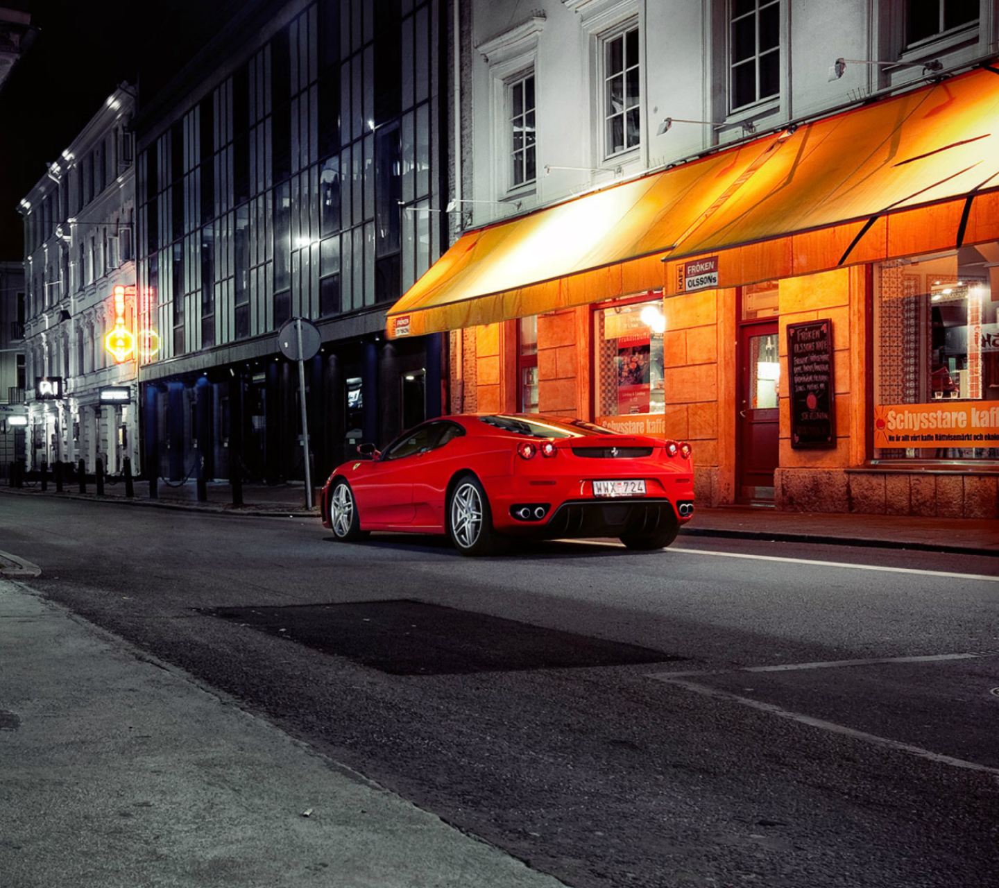 Fondo de pantalla Red Ferrari In City Lights 1440x1280