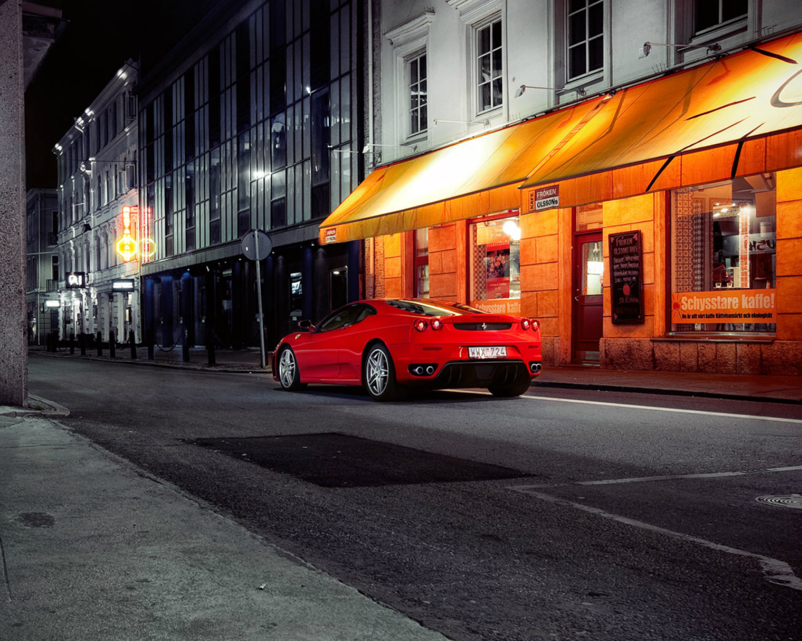 Fondo de pantalla Red Ferrari In City Lights 1600x1280
