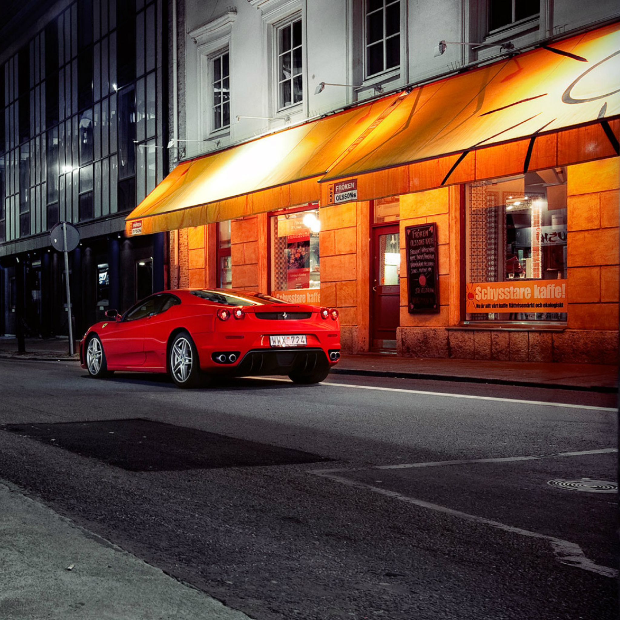 Fondo de pantalla Red Ferrari In City Lights 2048x2048