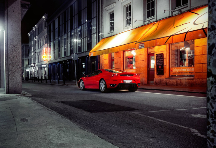 Обои Red Ferrari In City Lights