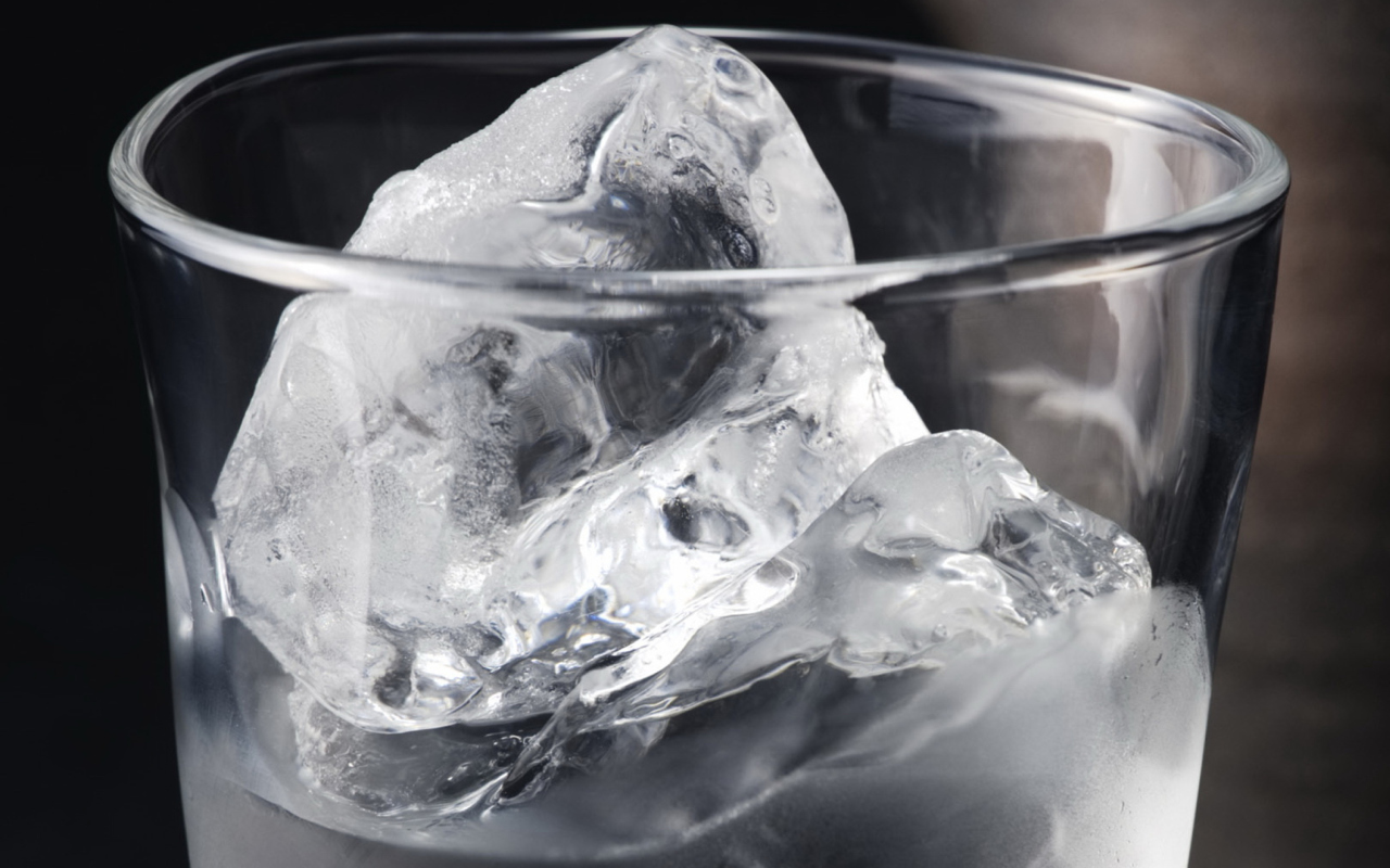 Обои Ice In Glass 1280x800