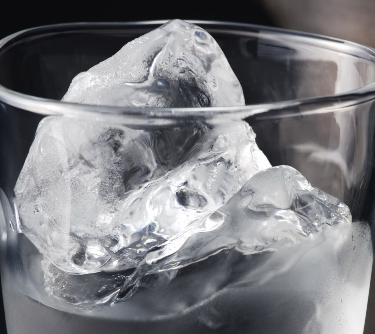 Обои Ice In Glass 1440x1280