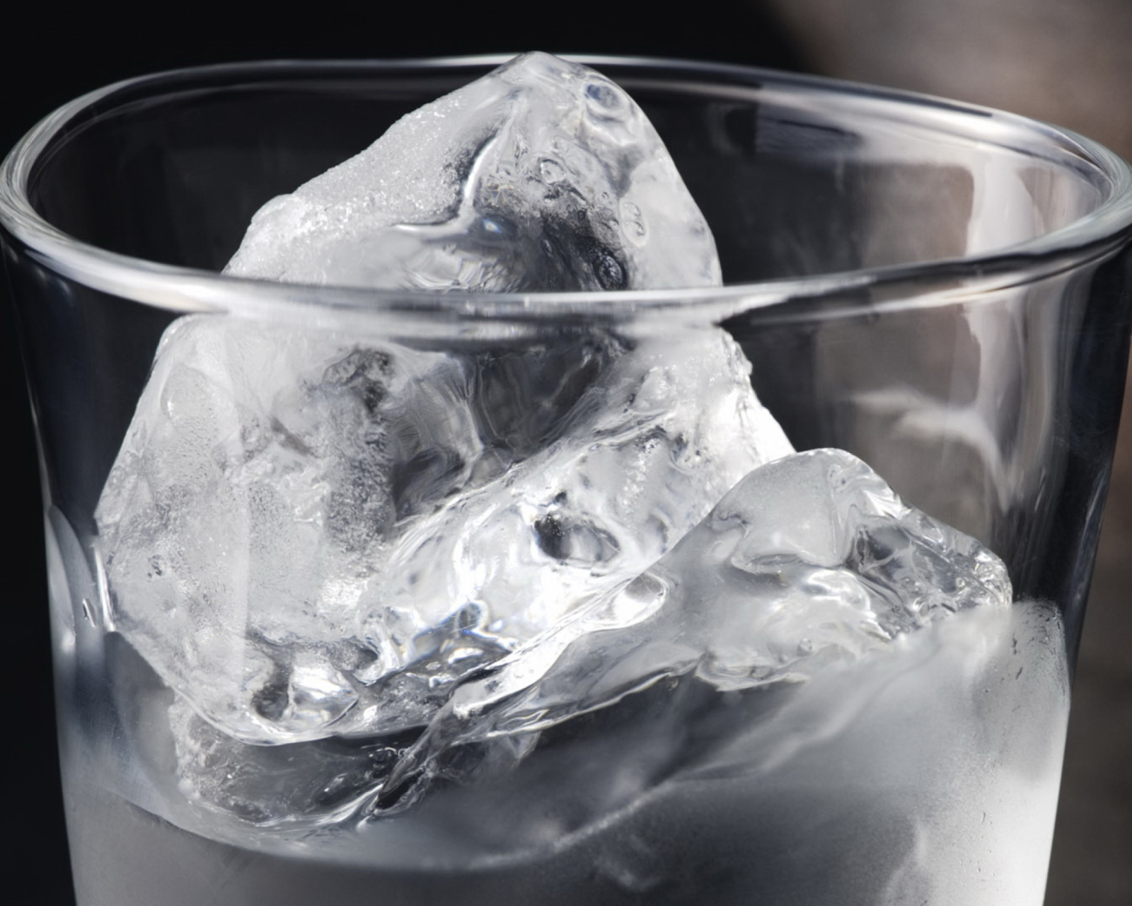 Обои Ice In Glass 1600x1280