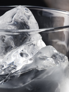 Обои Ice In Glass 240x320