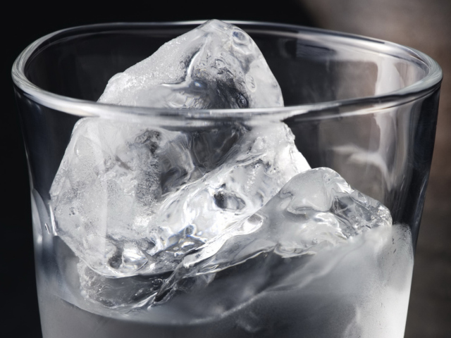 Sfondi Ice In Glass 640x480