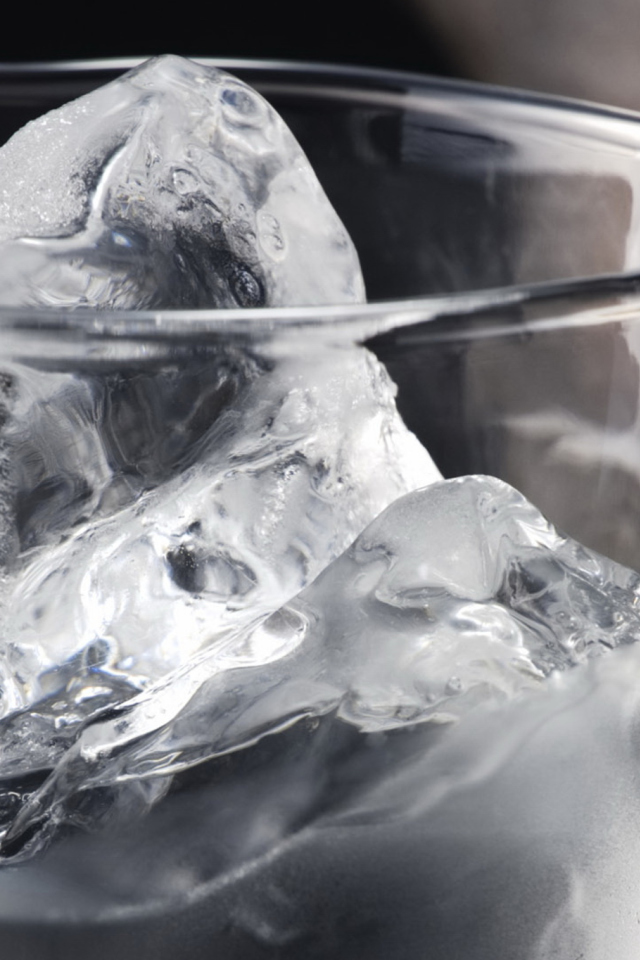 Sfondi Ice In Glass 640x960