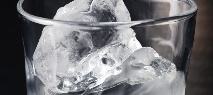 Fondo de pantalla Ice In Glass 720x320