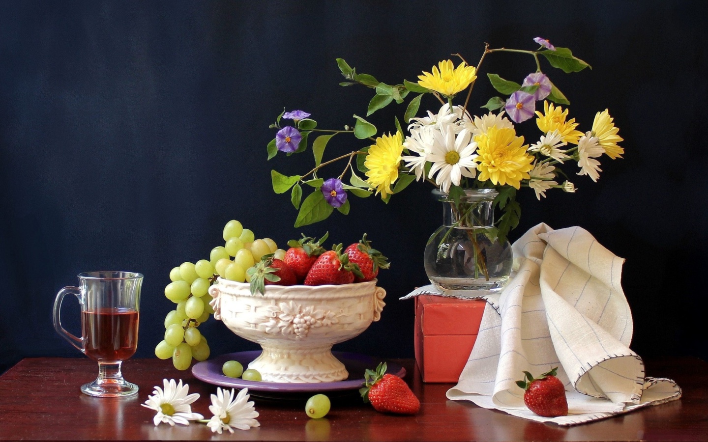 Обои Berries and bouquet Still life 1440x900